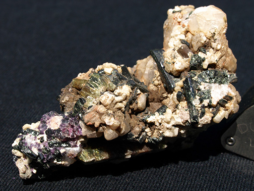 %_tempFileName0193a_Apatite-Calcite-Orthoclase_YatesMine_Renfrew_Canada%