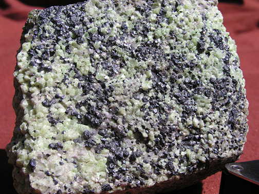 %_tempFileName0675a_Willemite-Franklinite_Franklin_NJ%