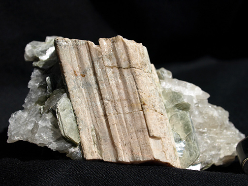 %_tempFileName1350a_Spodumene_WalnutHillPegmatite_Huntington_MA_USA%