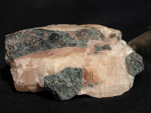 %_tempFileName1450a_Apatite,%20Calcite_FranklinMine_Franklin_NJ_USA%