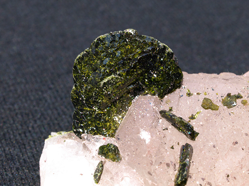 %_tempFileName2513b_Epidote-Topaz_Afghanistan%
