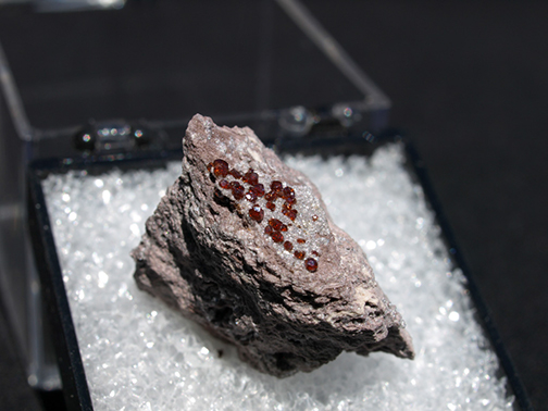 %_tempFileName2569_Garnet%20var%20Spessartine_East%20Grant's%20Ridge_CibolaCo_NM_USA%