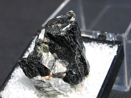 %_tempFileName2781_Ampibole%20var%20Hornblende_RenfrewCo_Canada%