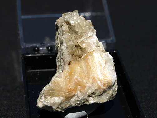 %_tempFileName2795_Calcite,%20Stilbite_O&GQuarry_Woodbury_CT_USA%
