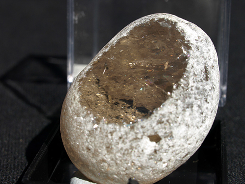 %_tempFileName2861_Quartz%20var%20Smoky%20Stream%20Pebble_MinasGerais_Brazil%